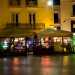 ...per prosegure con un locale che utilizza luci al neon verde shocking per illuminare i suoi grandi cartelloni